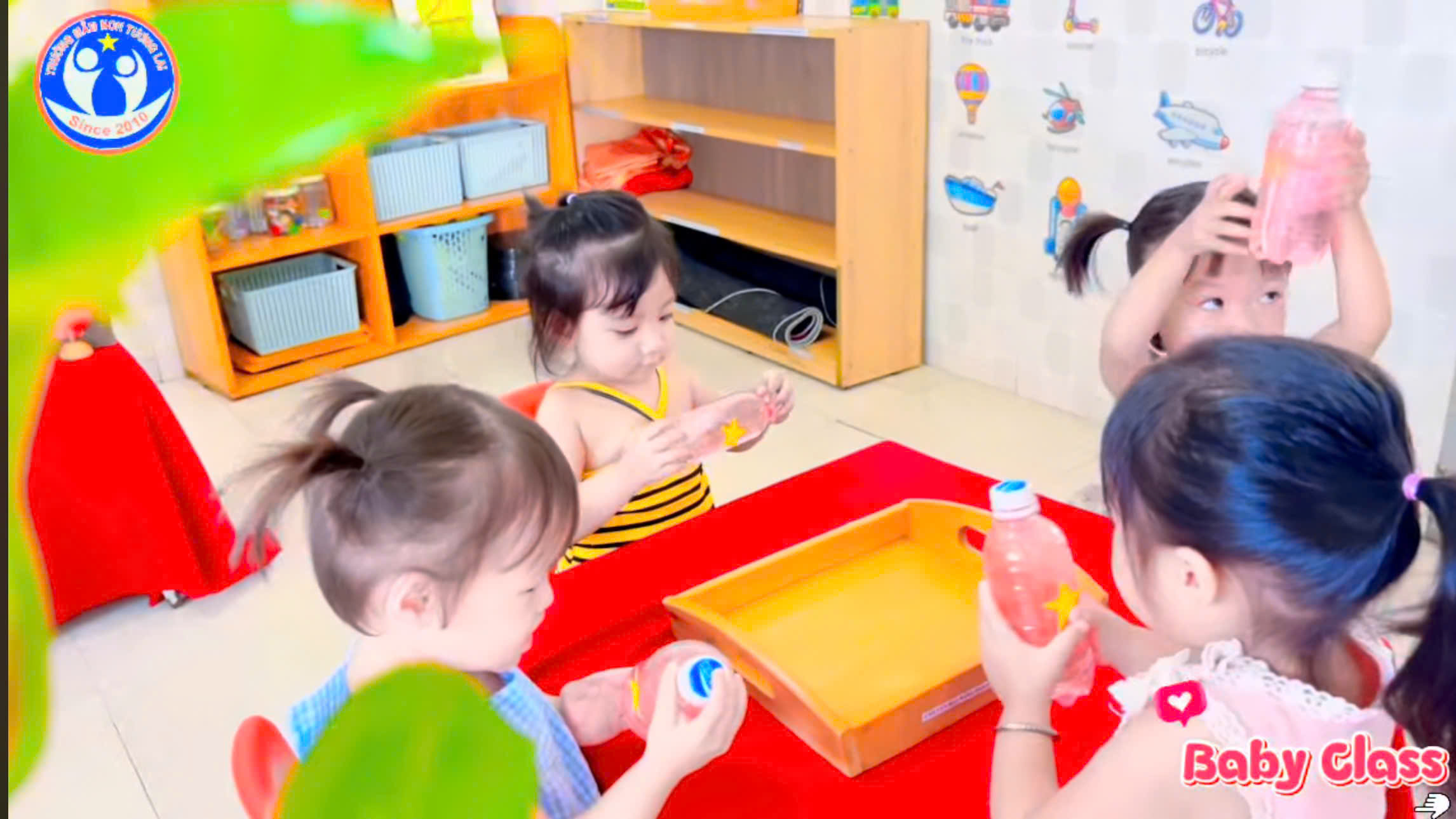 TRẢI NGHIỆM KỲ DIỆU-LÁ CỜ VIỆT NAM HIỆN LÊN TỪ NƯỚC