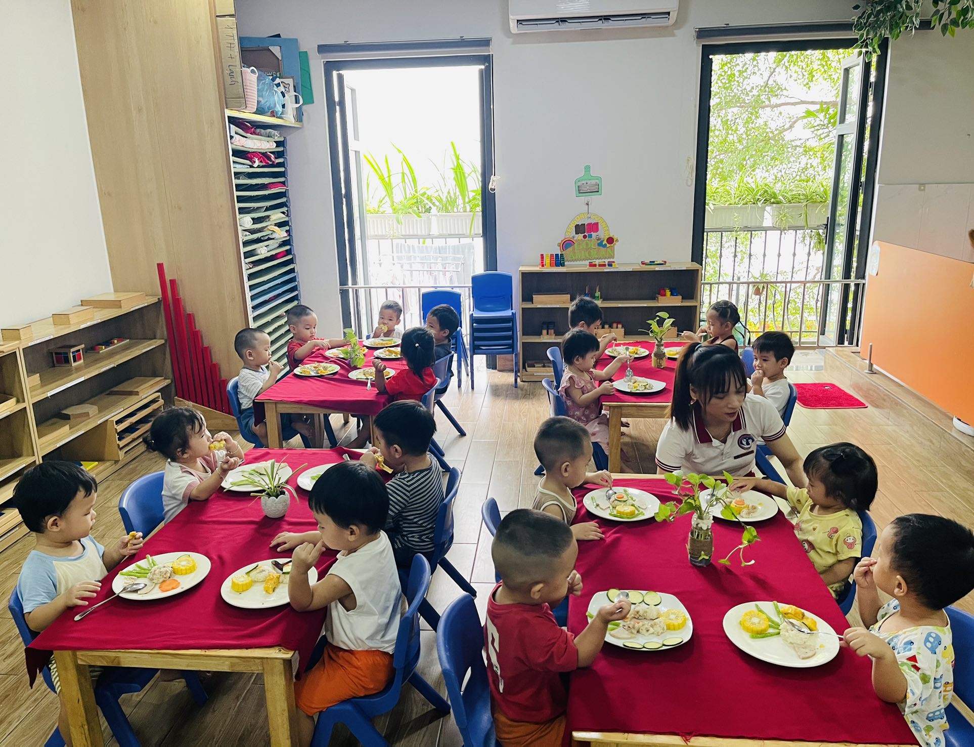 ĂN CƠM TRƯA CÙNG BÉ