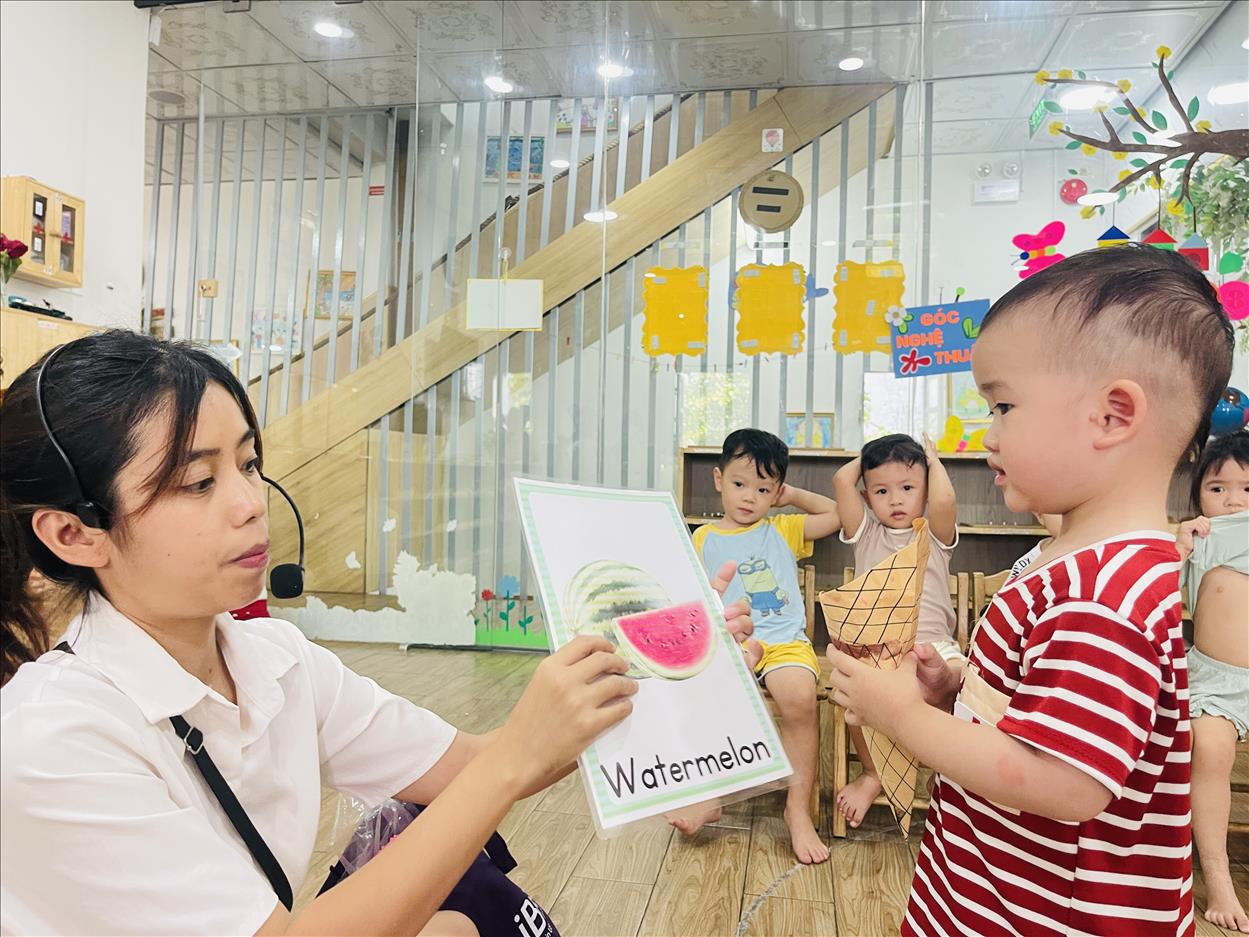 BÉ VUI HỌC TIẾNG ANH