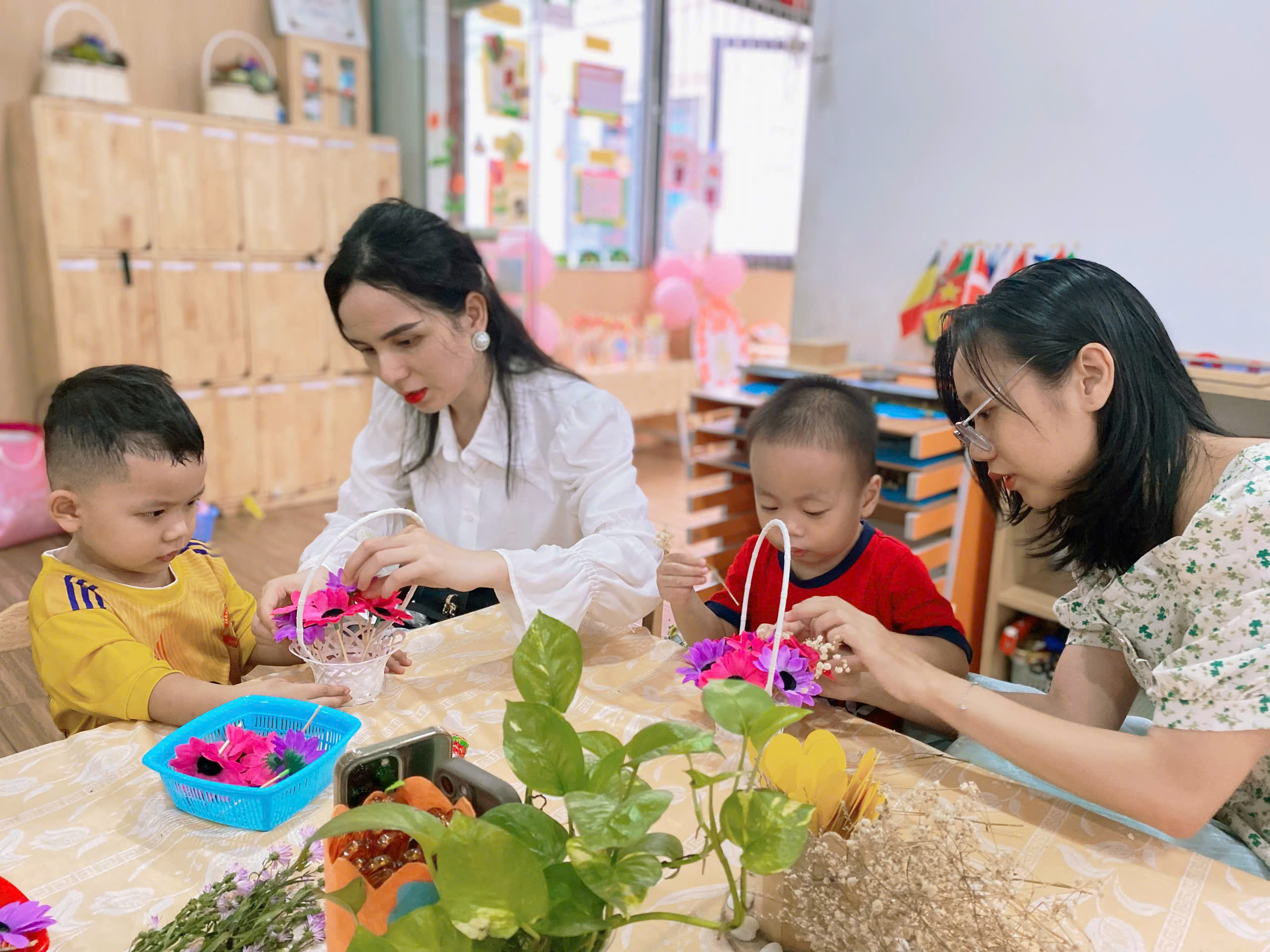 CẮM HOA CÙNG MẸ
