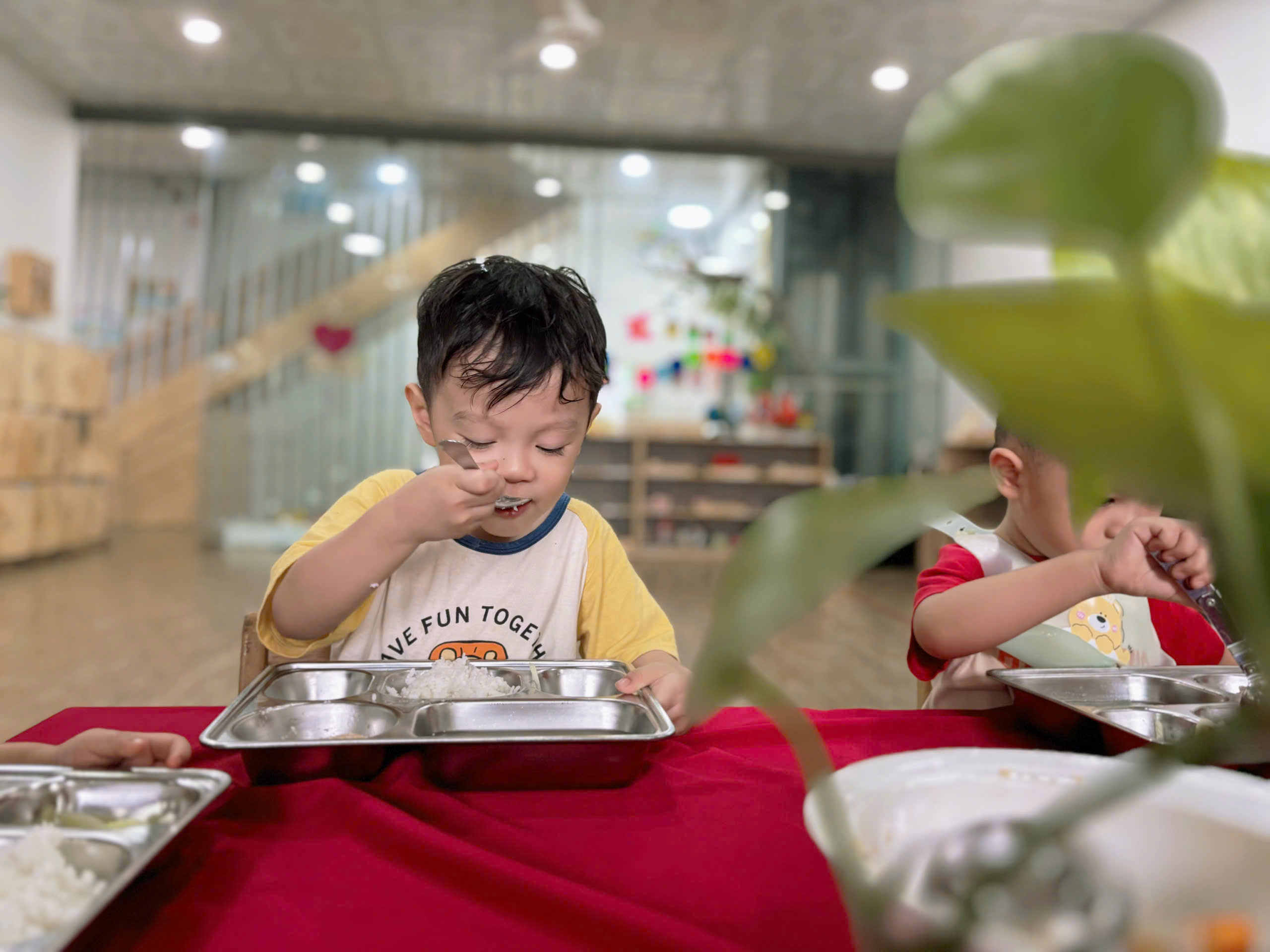 GIỜ ĂN CƠM TRƯA CỦA BÉ